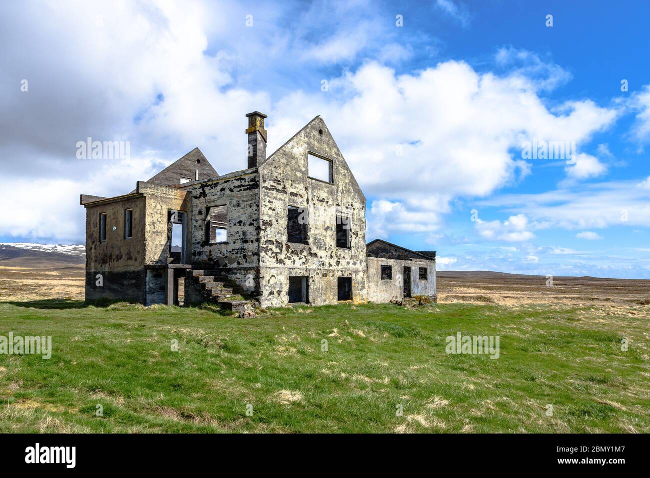 Die Ruinen eines verlassenen Bauernhauses in Island an sonnigen Tagen Stockfoto