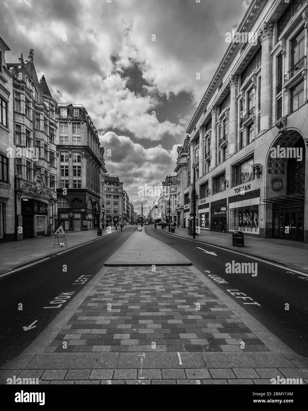 Leere Oxford Street während der Sperre in London. Stockfoto