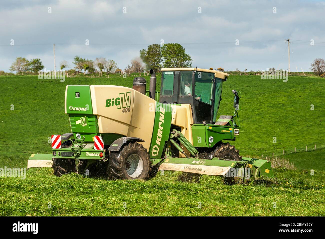 Timoleague, West Cork, Irland. Mai 2020. Ein Krone Big M 400 selbstfahrender Mäher, angetrieben von Finbarr O'Donovan von A & F O'Donovan Contractors, Clonakilty, schneidet Gras für Silage auf dem Hof von David Deeasy von Timoleague. Das Gras wird morgen gerettet. Credit: AG News/Alamy Live News Stockfoto