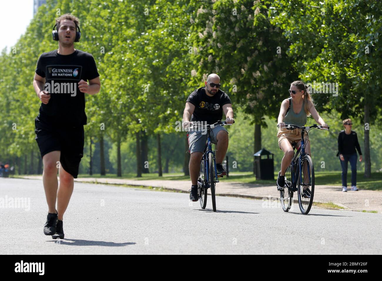 London, Großbritannien. Mai 2020. An einem warmen und sonnigen Tag fahren die Menschen mit dem Fahrrad entlang des Parks im Norden Londons.Verkehrsminister Grant Shapps hat ein Â£2 Milliarden-Paket angekündigt, das dazu beitragen soll, die Rad- und Gehkapazität in ganz Großbritannien nach dem Ausbruch von COVID-19 zu erhöhen. Das Programm wird Anfang Juni veröffentlicht, um das Radfahren zu verdoppeln und die Gehzeit bis 2025 zu erhöhen. Kredit: Dinendra Haria/SOPA Images/ZUMA Wire/Alamy Live News Stockfoto