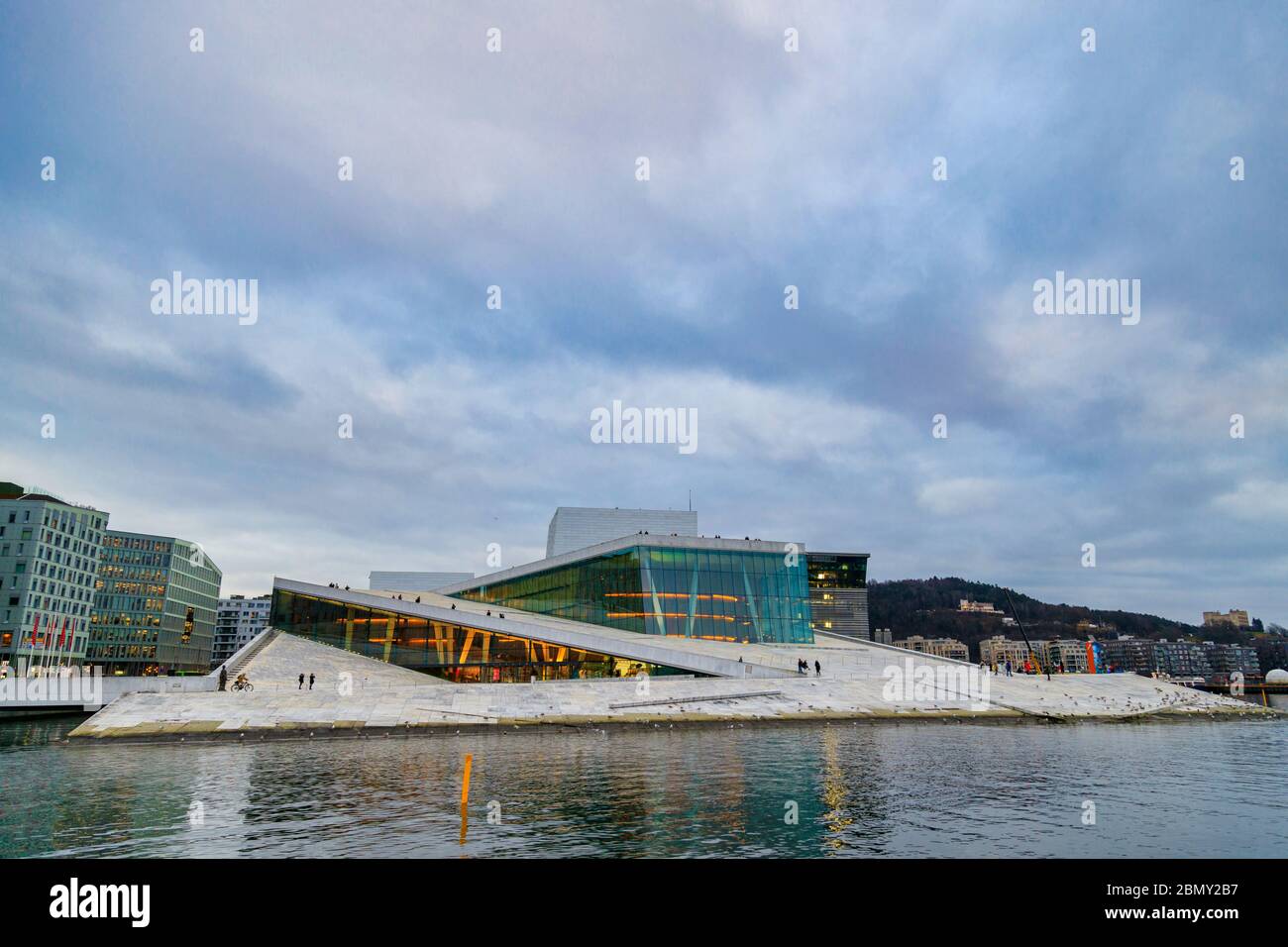 OSLO, NORWEGEN - UM 2020: Schöner Blick vom Fjord auf das Opernhaus von Oslo Stockfoto