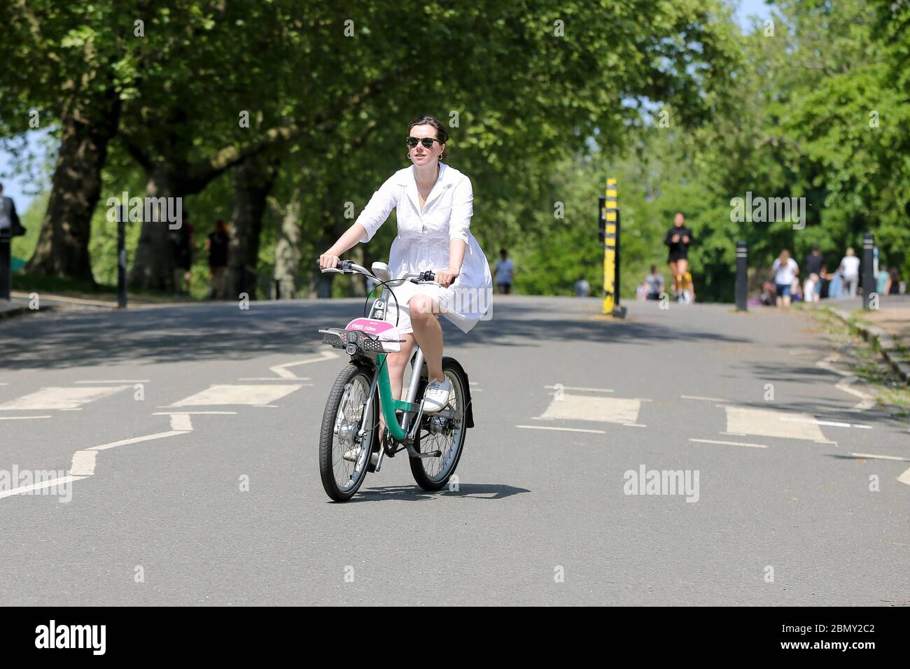 London, Großbritannien. Mai 2020. Eine Frau fährt an einem warmen und sonnigen Tag mit dem Fahrrad entlang des Parks im Norden Londons.Verkehrsminister Grant Shapps hat ein Â£2 Milliarden-Paket angekündigt, das dazu beitragen soll, die Fahrrad- und Gehkapazität in ganz Großbritannien nach dem Ausbruch von COVID-19 zu erhöhen. Das Programm wird Anfang Juni veröffentlicht, um das Radfahren zu verdoppeln und die Gehzeit bis 2025 zu erhöhen. Kredit: Dinendra Haria/SOPA Images/ZUMA Wire/Alamy Live News Stockfoto