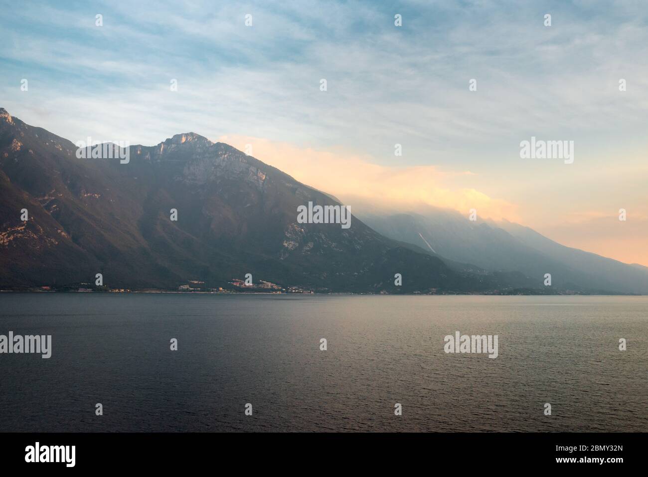 Fabelhafte Aussicht auf den Gardasee, Norditalien (kurz nach Sonnenuntergang, Herbst 2019) Stockfoto