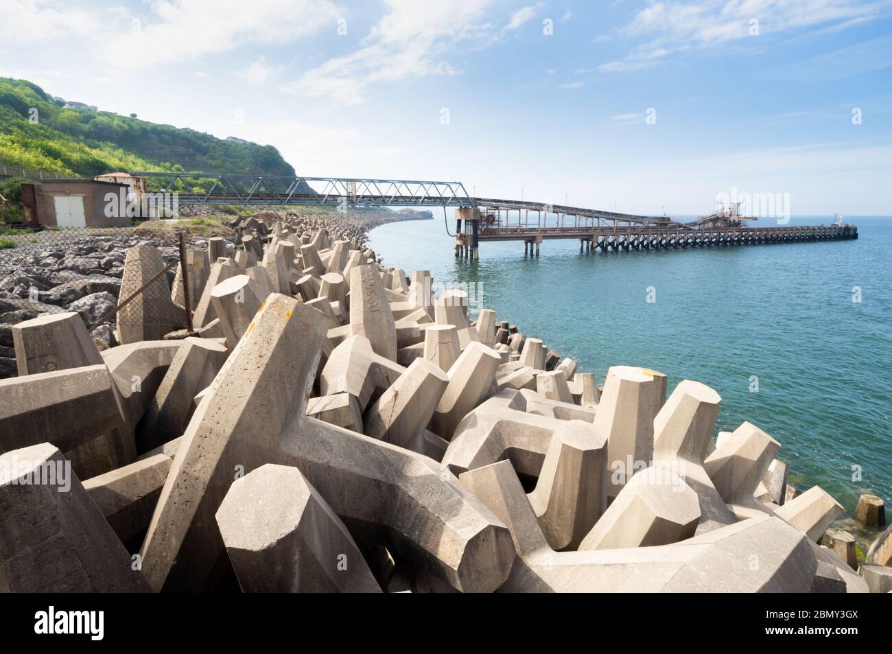 Betondolosse (Plural von Dolos) an der Nordwales-Küste, riesige Strukturen verwendet, um die Macht der Wellen zu zerstreuen, die sie als Wellenbrecher fungieren. Stockfoto