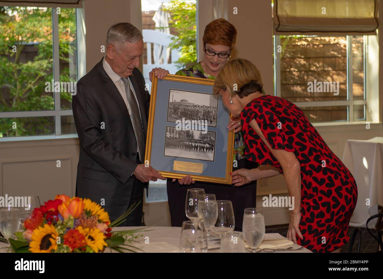 Am 23. Juli 2018 überreichte US-Verteidigungsminister James Mattis ein Geschenk an die australische Verteidigungsministerin Marise Payne während eines Arbeitsessens im Stanford Park Hotel in Menlo Park, Kalifornien. Die Veranstaltung wurde vom US-Außenminister Michael R. Pompeo im Rahmen des AUSMIN-Treffens veranstaltet. Stockfoto
