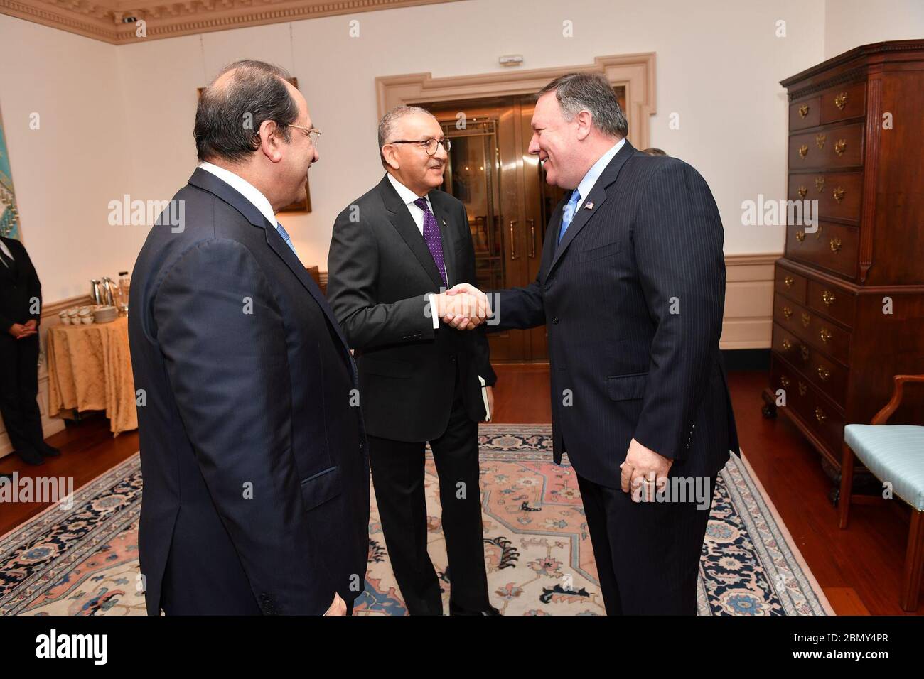 Sekretär Pompeo trifft ägyptischen Leiter des allgemeinen Geheimdienstes Kamil Sekretär Michael R. Pompeo trifft sich mit dem ägyptischen Leiter des allgemeinen Geheimdienstes Abbas Kamil im Außenministerium der D.C Washington am 25. Juli 2018. Stockfoto