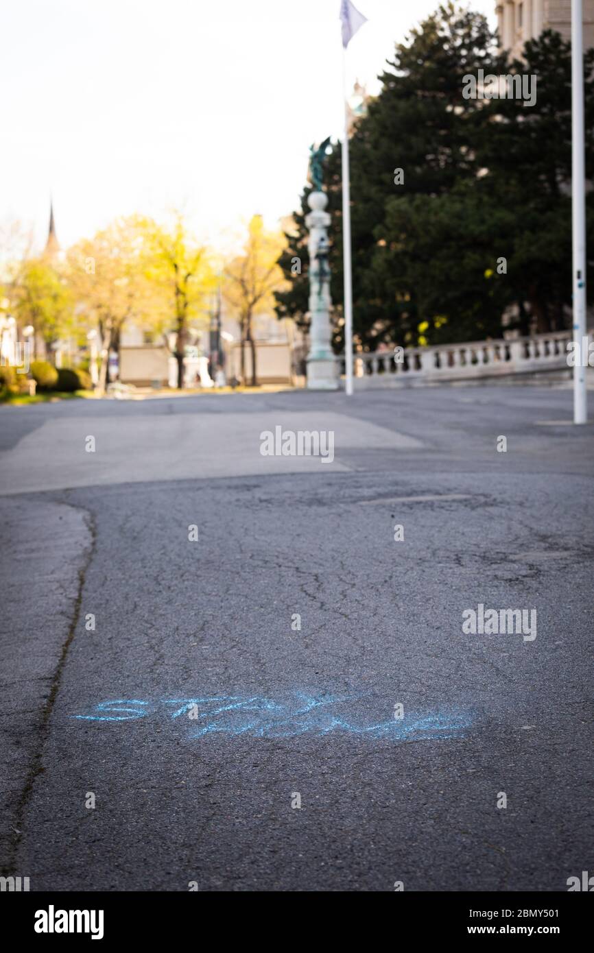 Stay Home Nachricht mit blauer Kreide auf einem Weg in Wien geschrieben Stockfoto