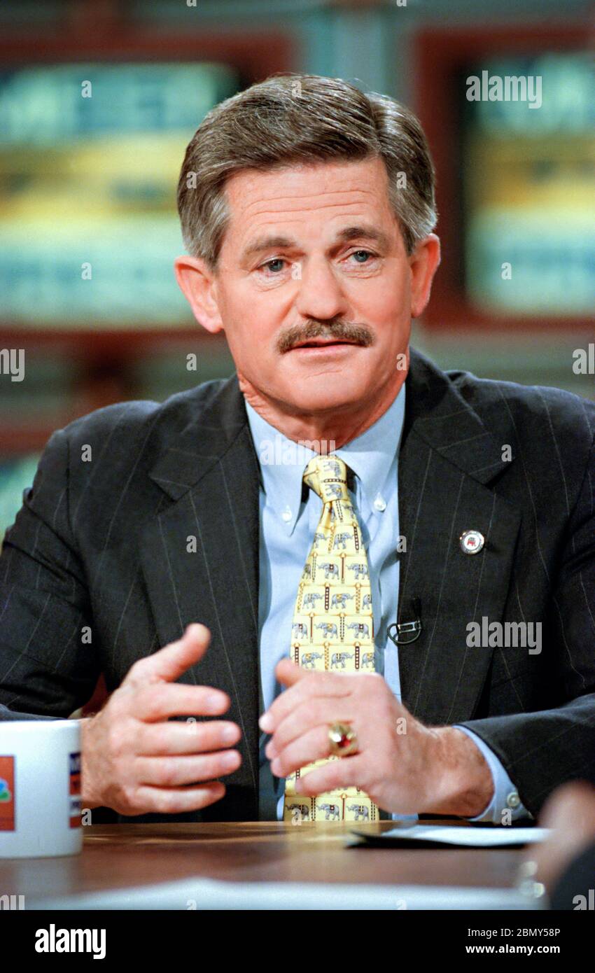 US-Präsident des Republikanischen Nationalkomitees Jim Nicholson während der Sonntagsausgabe der politischen Talkshow Meet the Press, auf NBC-TV 6. Juni 1999 in Washington, DC. Stockfoto