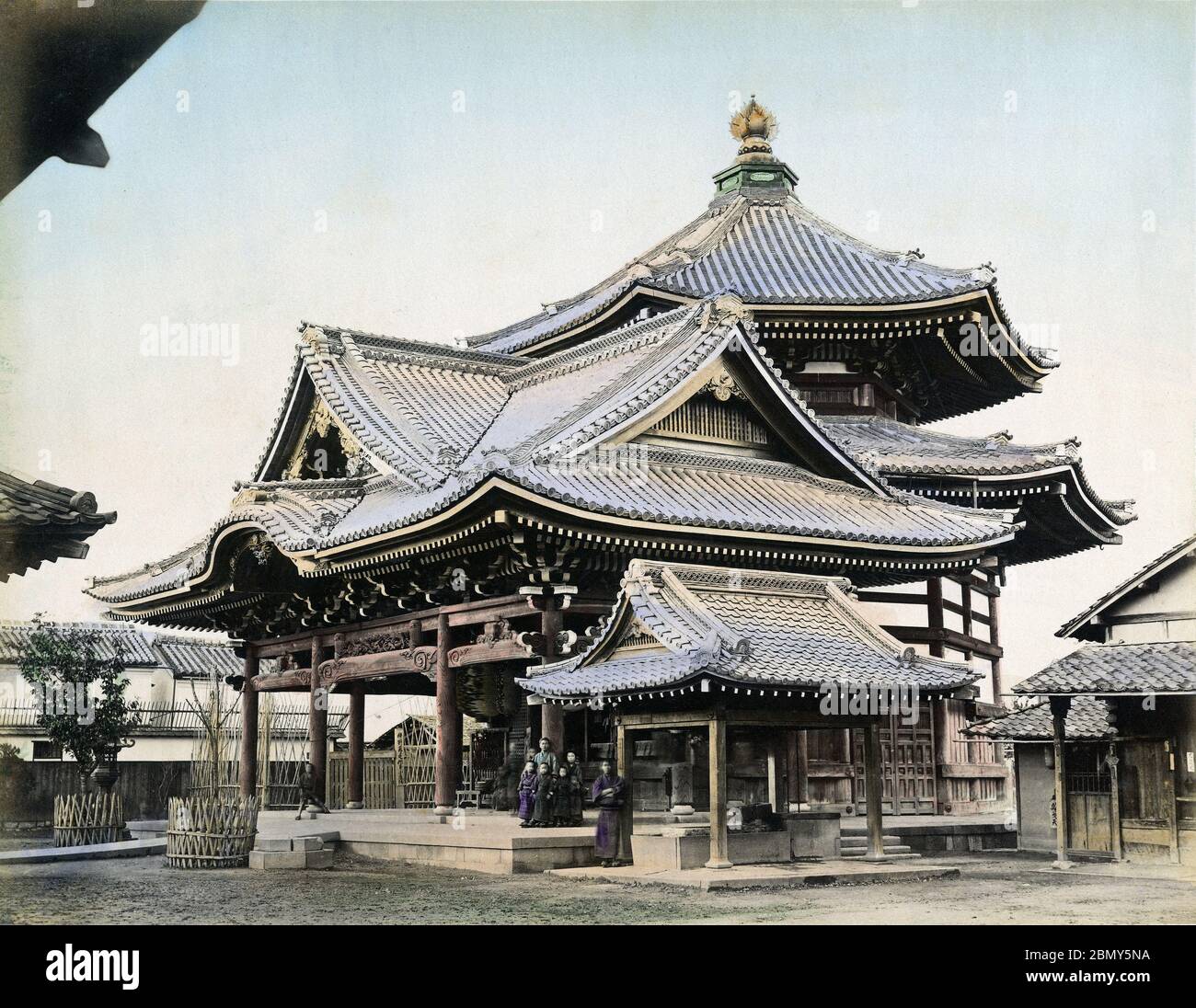 [ 1890er Jahre Japan - Rokkaku-do Tempel, Kyoto ] - Rokkaku-do Tempel (六角堂) in Kyoto. Der offizielle Name des buddhistischen Tempels ist Choho-ji (頂法寺). Der Legende nach wurde der Tempel von Prinz Shotoku errichtet. Es wird angenommen, dass sie in der frühen Heian-Zeit (794 bis 1185) gegründet worden. Der Tempel ist Teil der Saigoku Kannon Pilgerfahrt (西国三十三所), einer Pilgerfahrt von 33 buddhistischen Tempeln in der Kansai-Region Japans. Vintage Albumin Foto des 19. Jahrhunderts. Stockfoto