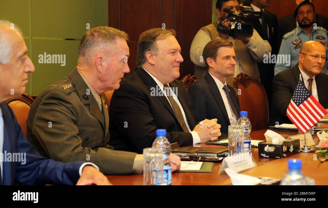 Außenminister Pompeo trifft sich mit pakistanischem Außenminister Qureshi in Islamabad US-Außenminister Michael R. Pompeo trifft sich am 5. September 2018 mit dem pakistanischen Außenminister Shah Mehmood Qureshi im Außenministerium in Islamabad, Pakistan. Stockfoto