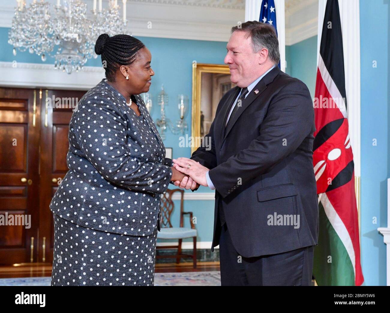 Minister Pompeo begrüßt kenianischen Kabinettsminister Juma in Washington US-Außenminister Michael R. Pompeo begrüßt kenianischen Kabinettsminister für auswärtige Angelegenheiten und internationalen Handel Monica Juma im US-Außenministerium in Washington, D.C. am 23. August 2018. Stockfoto