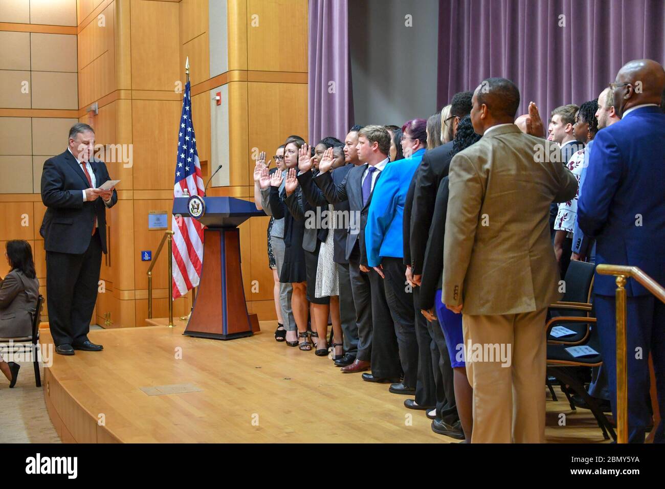 Am 14. September 2018 legte Außenminister Mike Pompeo den Amtseid an Mitglieder der 156. Klasse des öffentlichen Dienstes im US-Außenministerium ab und begrüßte neues Personal im US-Diplomatischen Korps. Stockfoto