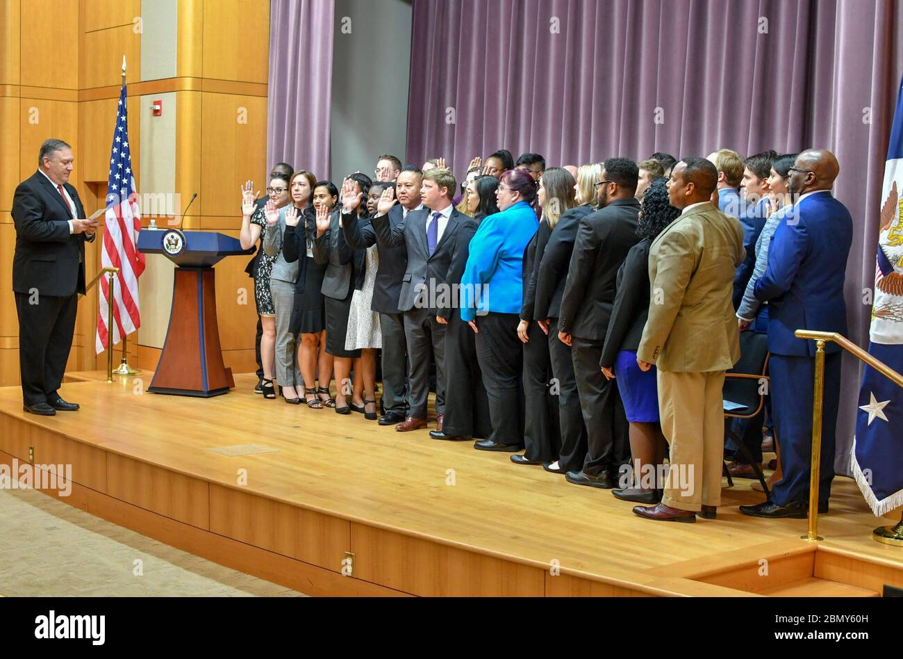 Am 14. September 2018 legte Außenminister Mike Pompeo den Amtseid für die 156. Klasse des öffentlichen Dienstes im Außenministerium ab und begrüßte neue Mitglieder im US-Außendienst. Stockfoto