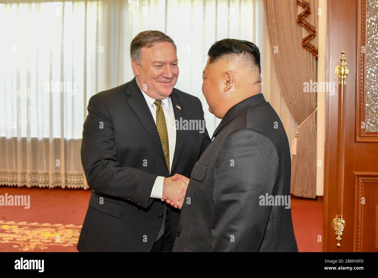 Am 7. Oktober 2018 hielten der US-Außenminister Mike Pompeo und der nordkoreanische Vorsitzende Kim Jong UN im Rahmen der diplomatischen Bemühungen zwischen den USA und Nordkorea ein Arbeitsessen in Pjöngjang, DVRK, ab. Stockfoto