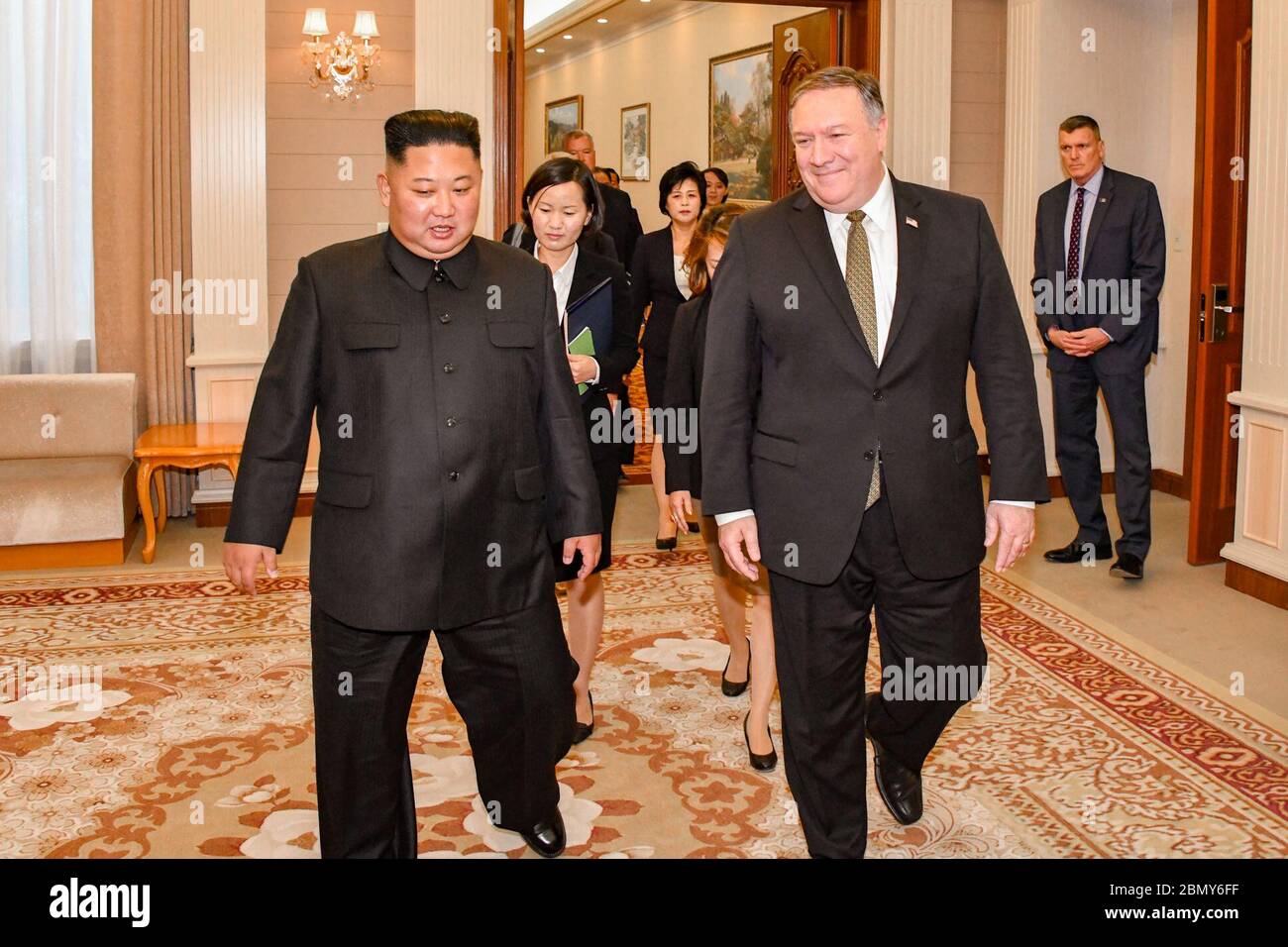 Am 7. Oktober 2018 nahmen der US-Außenminister Michael Pompeo und der nordkoreanische Vorsitzende Kim Jong UN an einem Arbeitsessen in Pjöngjang Teil, um diplomatische Angelegenheiten zwischen den beiden Nationen zu erörtern. Stockfoto