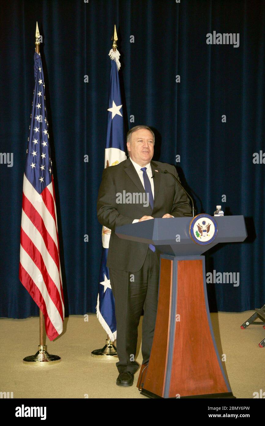 Am 12. Oktober 2018 legte Außenminister Mike Pompeo den Amtseid an die 195. Klasse der Generalisten des Außenministeriums ab und begrüßte die neue Klasse der US-Diplomaten. Stockfoto