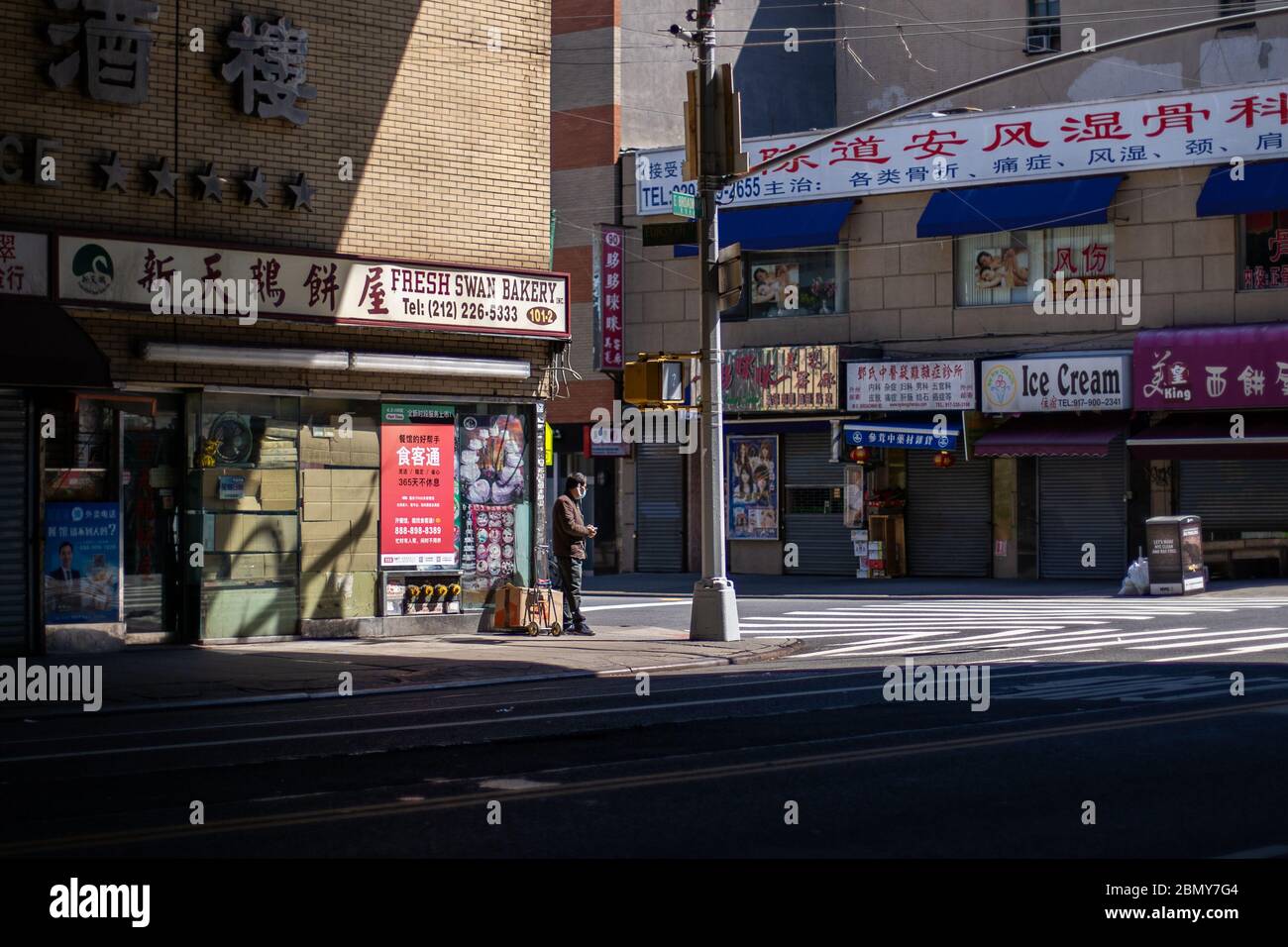 Chinesische und asiatische Menschen in Chinatown mit Masken und Schutzausrüstung beim Gehen und Einkaufen während Coronavirus COVID-19 Stockfoto