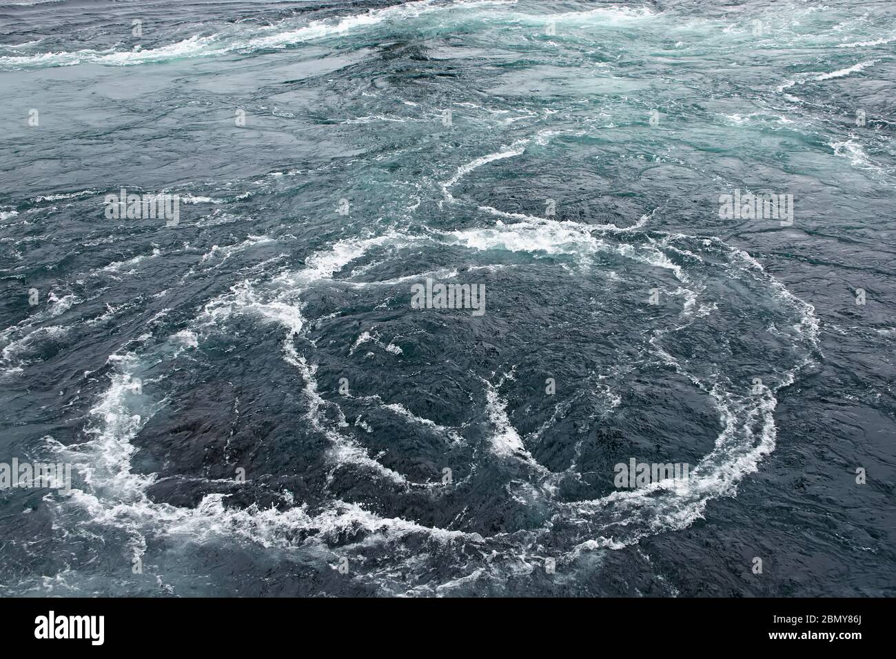 Saltstraumen Maelstrom - die angeblich die weltweit stärksten Gezeitenströmungen mit Whirlpools oder Wirbeln , Bodo, Nordland County, Norwegen. Stockfoto