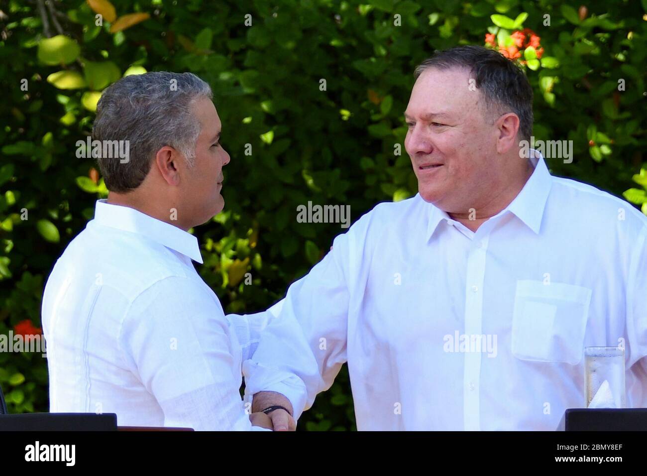 Minister Pompeo trifft kolumbianischen Präsidenten Ivan Duque US-Außenminister Michael R. Pompeo reicht den kolumbianischen Präsidenten Ivan Duque in Cartagena, Kolumbien, am 2. Januar 2019, die Hände. Stockfoto