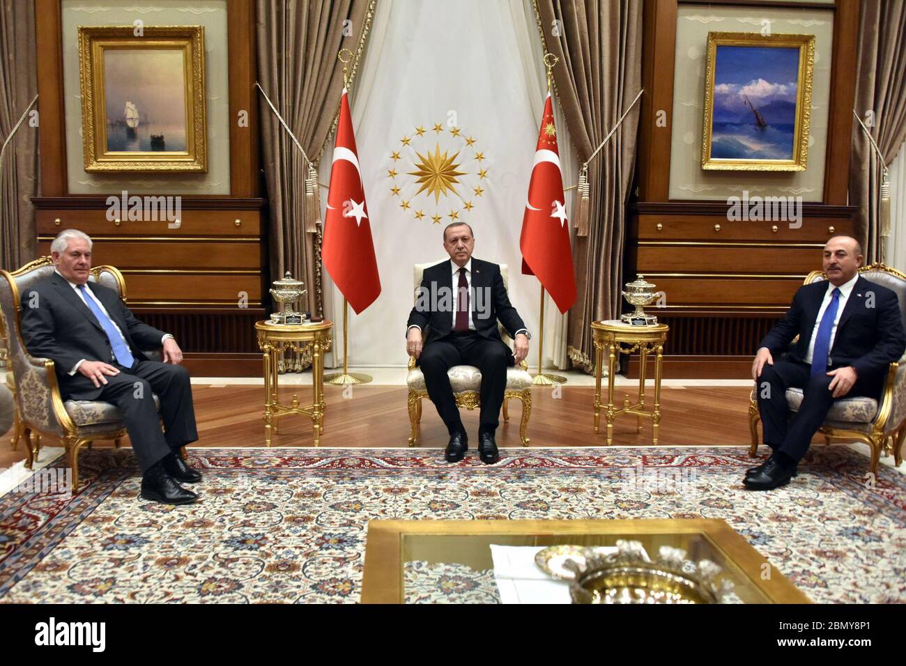 Tillerson trifft sich mit dem türkischen Präsidenten Erdoğan und dem türkischen Außenminister und Çavusoğlu US-Außenminister Rex Tillerson trifft am 16. Februar 2018 in Ankara, Türkei, mit dem türkischen Präsidenten Recep Tayyip Erdoğan und dem türkischen Außenminister Mevlüt Çavusoğlu zusammen. Stockfoto