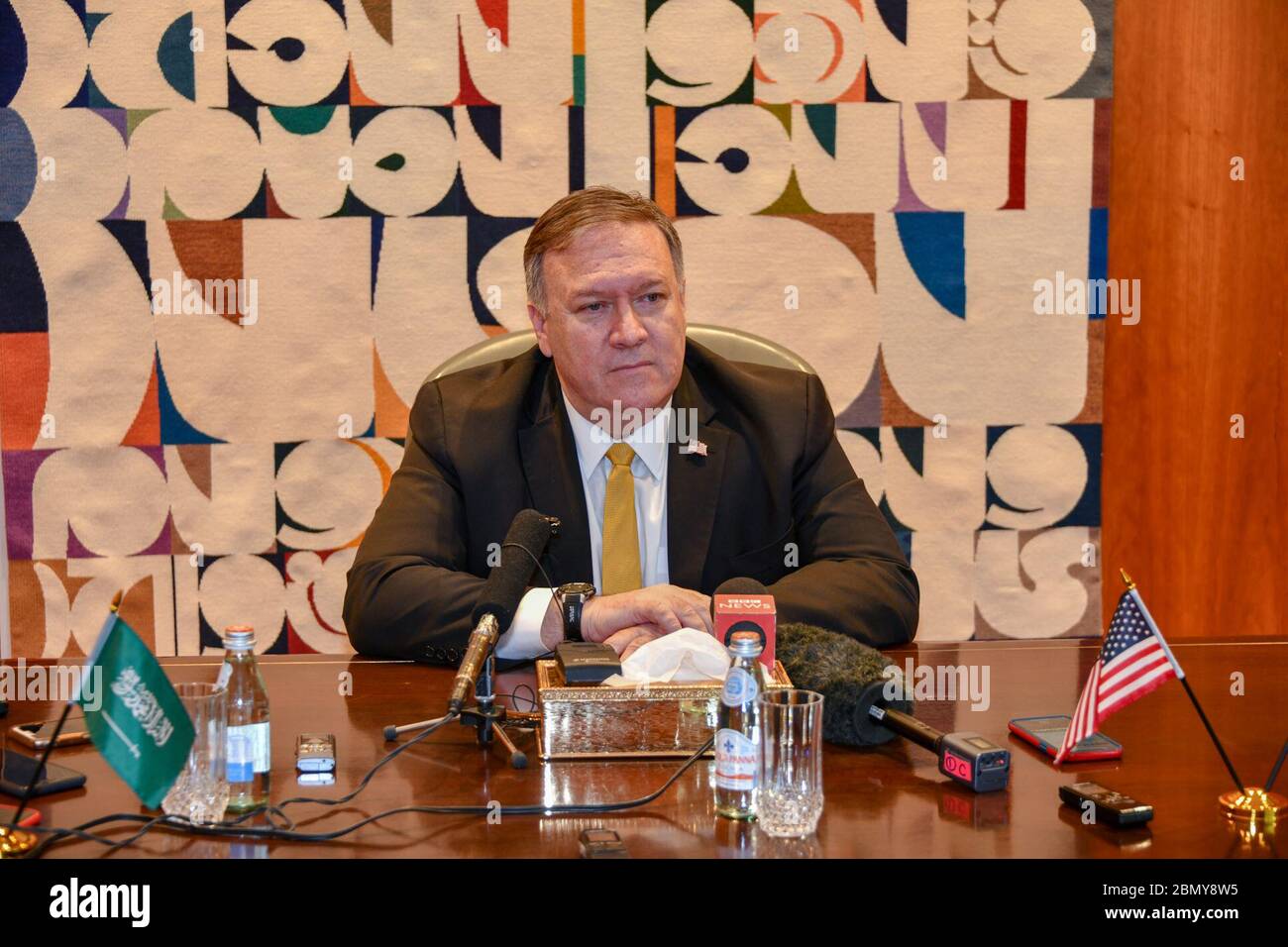 Minister Pompeo spricht bei der Pressekonferenz in Riad, Saudi-Arabien US-Außenminister Michael R. Pompeo spricht bei einer Pressekonferenz am 14. Januar 2019 im Royal Terminal des King Khalid International Airport in Riad, Saudi-Arabien. Stockfoto