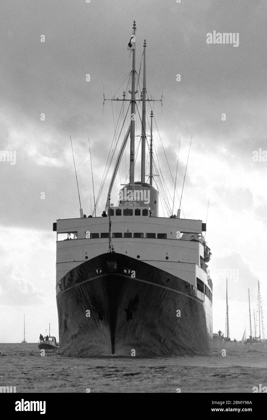 Samstag, 22. November 1997 die Yacht Ihrer Majestät Britannia kehrt nach Portsmouth zurück und fliegt ihren Wimpel zum letzten Mal ab, bevor sie am 11. Dezember 1997 in Portsmouth, Hampshire, England, UK stillgelegt wird Stockfoto