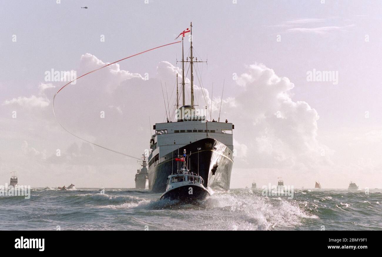Samstag, 22. November 1997 die Yacht Ihrer Majestät Britannia kehrt nach Portsmouth zurück und fliegt ihren Wimpel zum letzten Mal ab, bevor sie am 11. Dezember 1997 in Portsmouth, Hampshire, England, UK stillgelegt wird Stockfoto