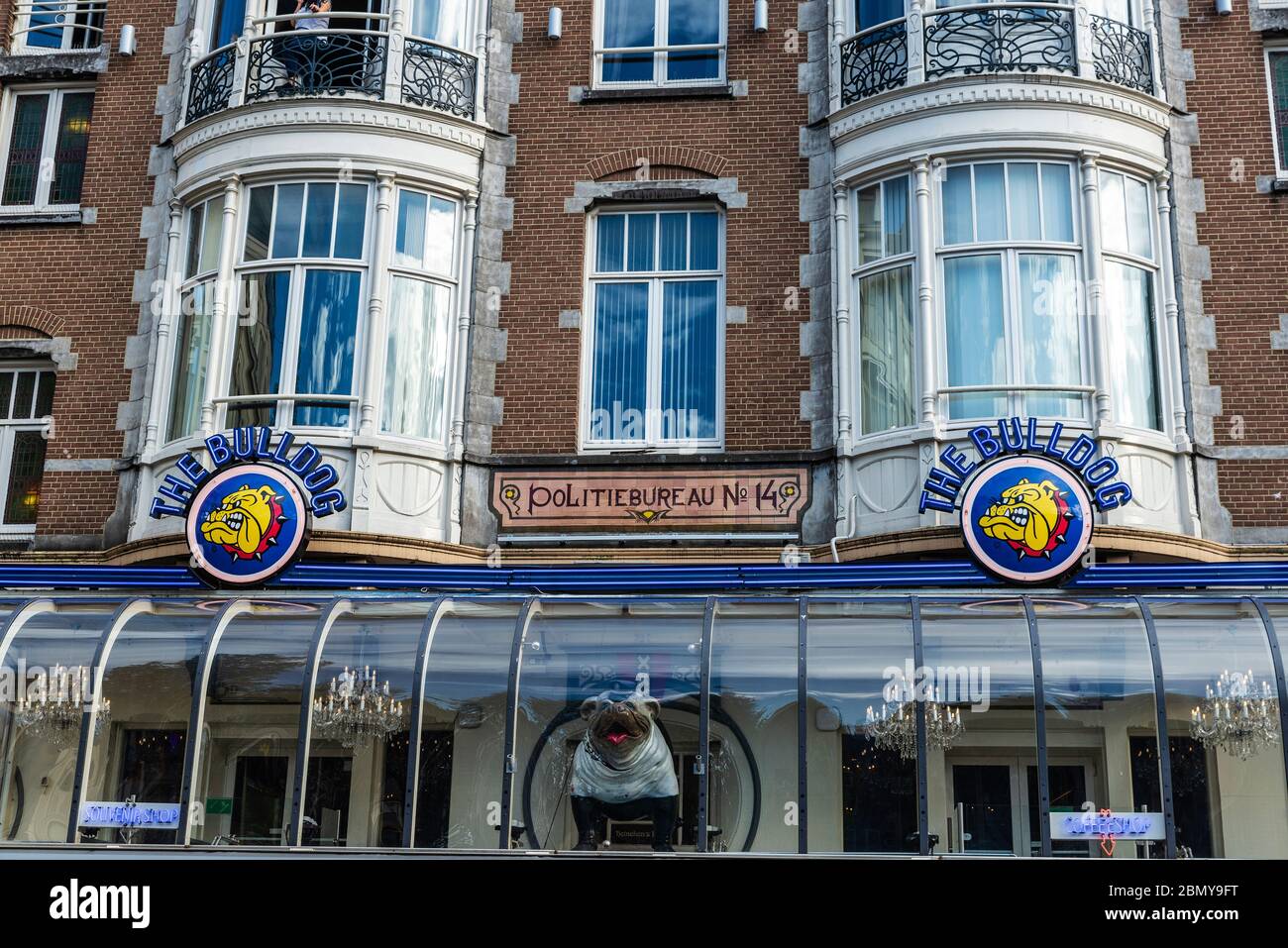 Amsterdam, Niederlande - 9. September 2018: Fassade des Bulldog Cannabis Coffee Shop in der Altstadt von Amsterdam, Niederlande Stockfoto