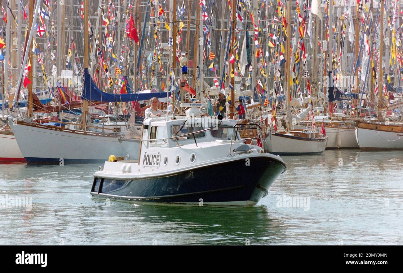 Hampshire Polizei startet "Earl Mountbatten of Burma" patrouillieren Portsmouth Hafen während des Internationalen Festivals des Meeres - Portsmouth, Hampshire, England, Großbritannien - August 1998. Stockfoto