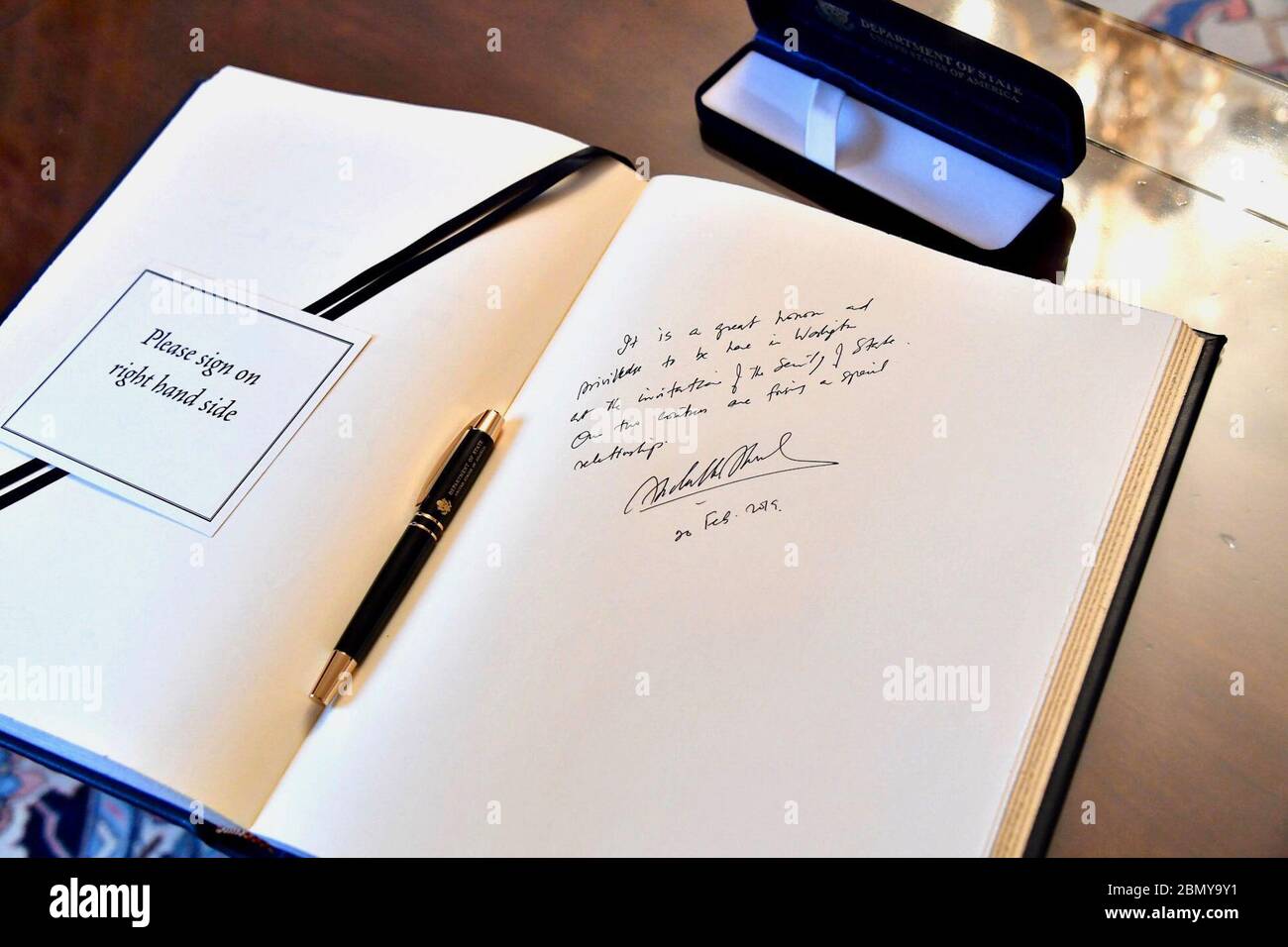 Außenminister der Malediven Shahid Botschaft an Sekretär Pompeo Botschaft an Außenminister der Malediven Abdulla Shahid im Gästebuch von Minister Pompeo. Stockfoto