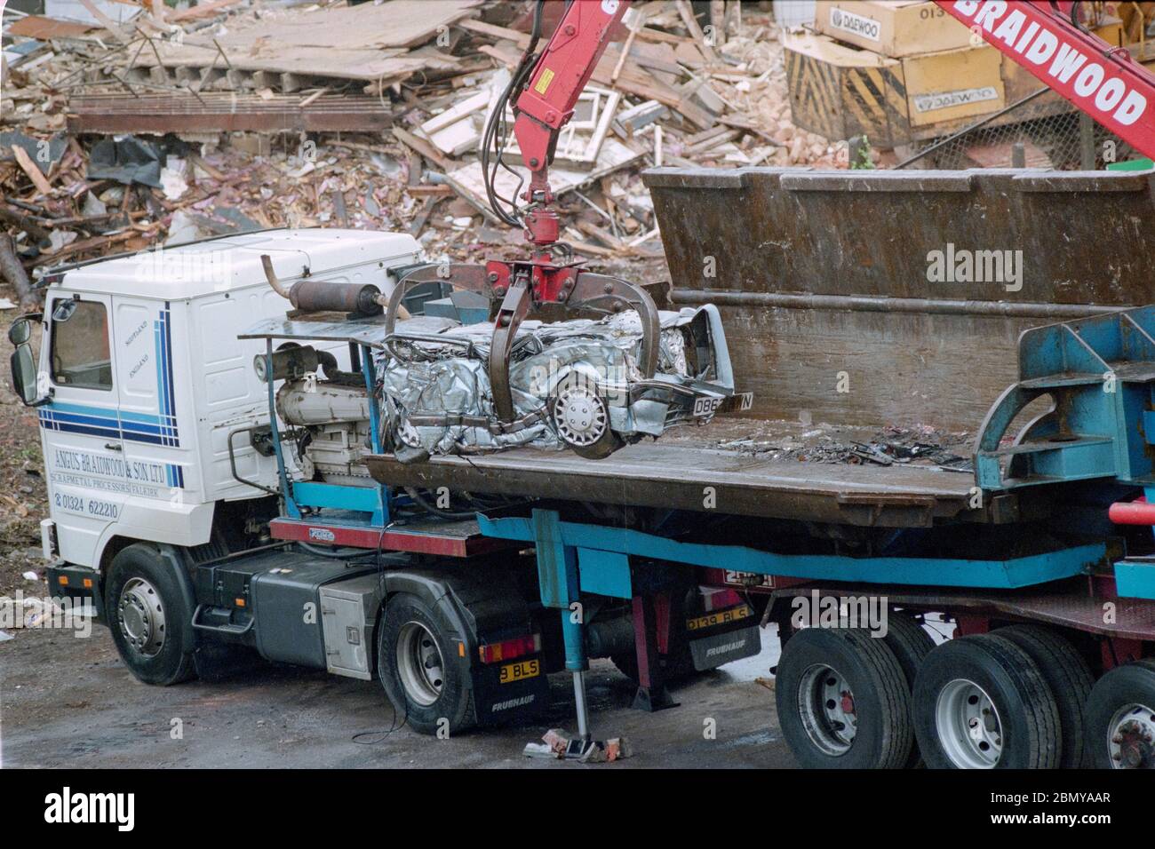 Ein mobiler Autobusbrecher bei der Arbeit in Southampton, wo Polizei und DVLA beschlagnahmte Autos wurden verdichtet, Southampton, Hampshire, England, Großbritannien Stockfoto