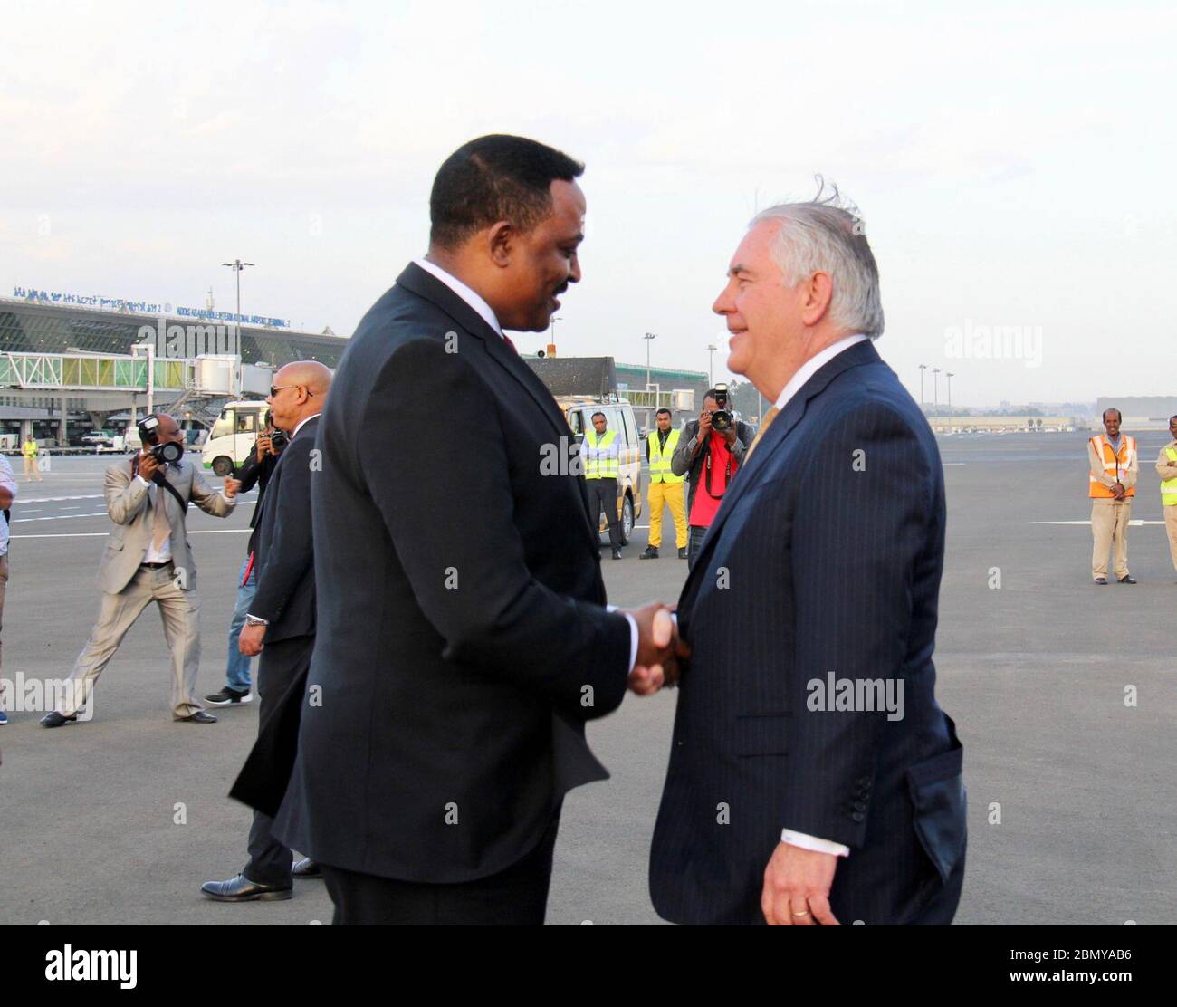 Sekretär Tillerson wird in Addis Abeba vom äthiopischen Außenminister Gebeyehu begrüßt der US-Außenminister Rex Tillerson wird am 7. März 2018 vom äthiopischen Außenminister Workneh Gebeyehu nach seiner Planung auf dem internationalen Flughafen Bole in Addis Abeba, Äthiopien, begrüßt. Stockfoto