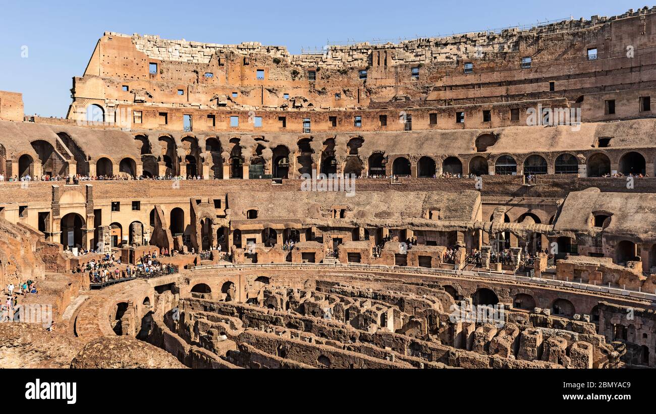 Rom, Italien - 29. August 2014: Touristen besuchen das Innere des Flavian Amphitheaters, das als Kolosseum in Rom, Italien bekannt ist. Stockfoto