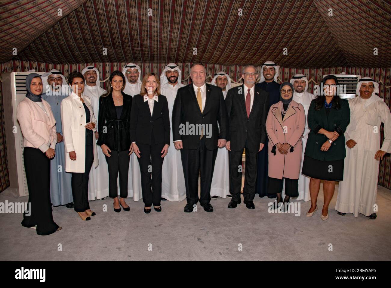 Sekretär Pompeo trifft sich mit Alumni der Universität und des Austauschprogramms der USA Außenminister Michael R. Pompeo trifft sich mit den jüngsten kuwaitischen Absolventen der Universitäten und Austauschprogramme der USA in Kuwait-Stadt, Kuwait, am 20. März 2019. Stockfoto