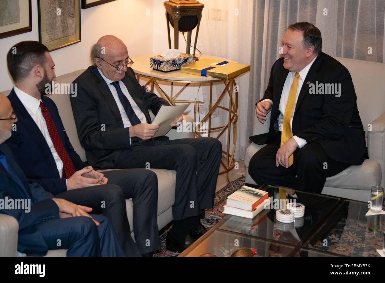 Minister Pompeo trifft sich mit Walid Jumblatt der US-Außenminister Michael R. Pompeo trifft sich am 22. März 2019 mit dem Führer der libanesischen Drusengemeinschaft, Walid Jumblatt, in Beirut, Libanon. Stockfoto