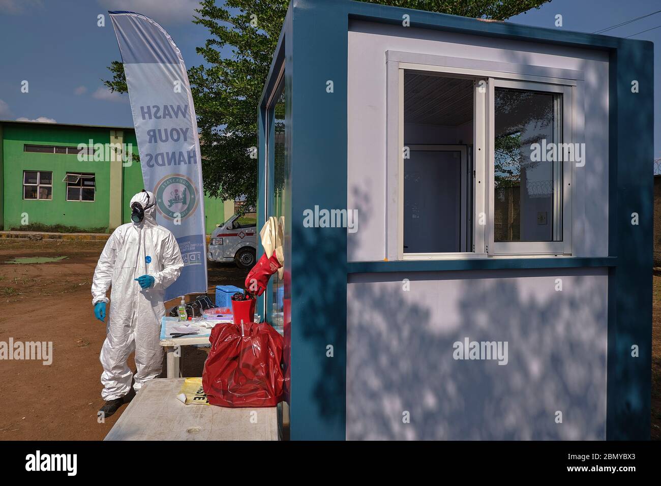 Ein in PSA gekleideter Arzt im Ogun State Covid-19 Walk-in Testing Center, in dem Testproben entnommen werden. Stockfoto