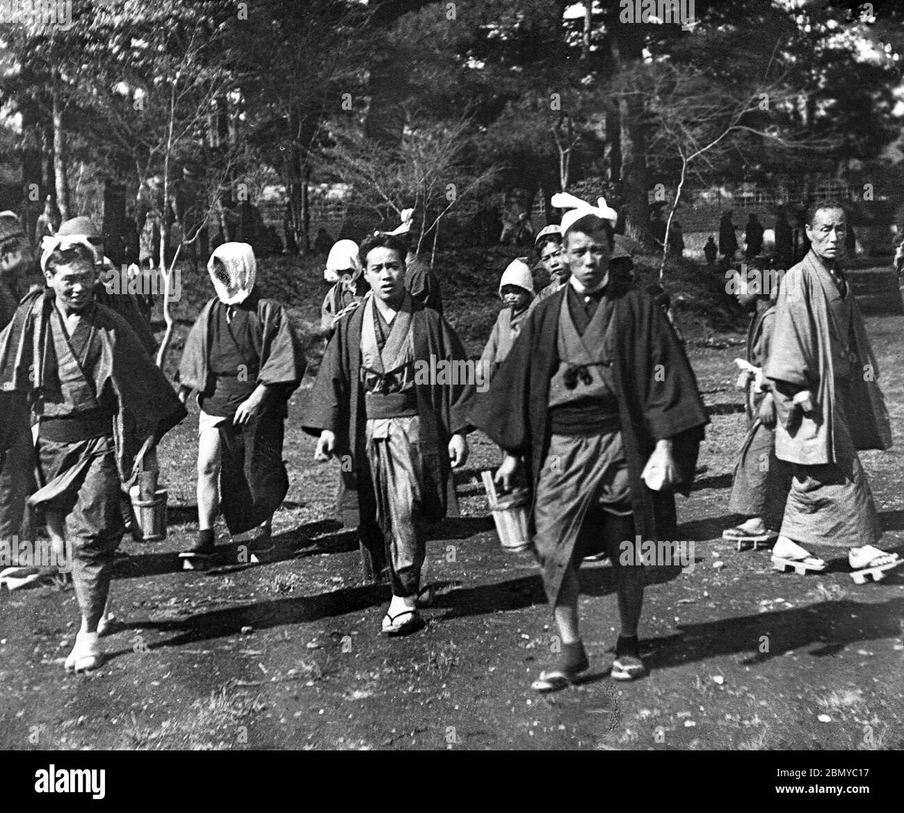 [ 1890er Jahre Japan - Touristen im Ueno Park, Tokyo ] - Besucher aus dem Land im Ueno Park in Tokio. Aus einer Serie von Glasdias, die vom schottischen Fotografen George Washington Wilson (1823–1893) veröffentlicht (aber nicht fotografiert) wurden. Wilsons Firma war einer der größten Verleger von Fotodrucken in der Welt. 19. Jahrhundert Vintage Glas Rutsche. Stockfoto