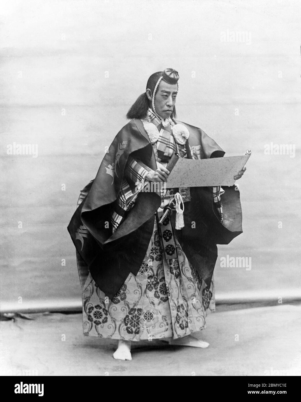 [ 1890er Jahre Japan - Kabuki Darsteller Ichikawa Danjuro IX ] - Japanischer Kabuki Darsteller Ichikawa Danjuro IX (九代目 市川 團十郎, 1838-1903). Danjuro war einer der erfolgreichsten und berühmtesten Kabuki-Schauspieler der Meiji-Zeit (1868–1912). Aus einer Serie von Glasdias, die vom schottischen Fotografen George Washington Wilson (1823–1893) veröffentlicht (aber nicht fotografiert) wurden. Wilsons Firma war einer der größten Verleger von Fotodrucken in der Welt. 19. Jahrhundert Vintage Glas Rutsche. Stockfoto