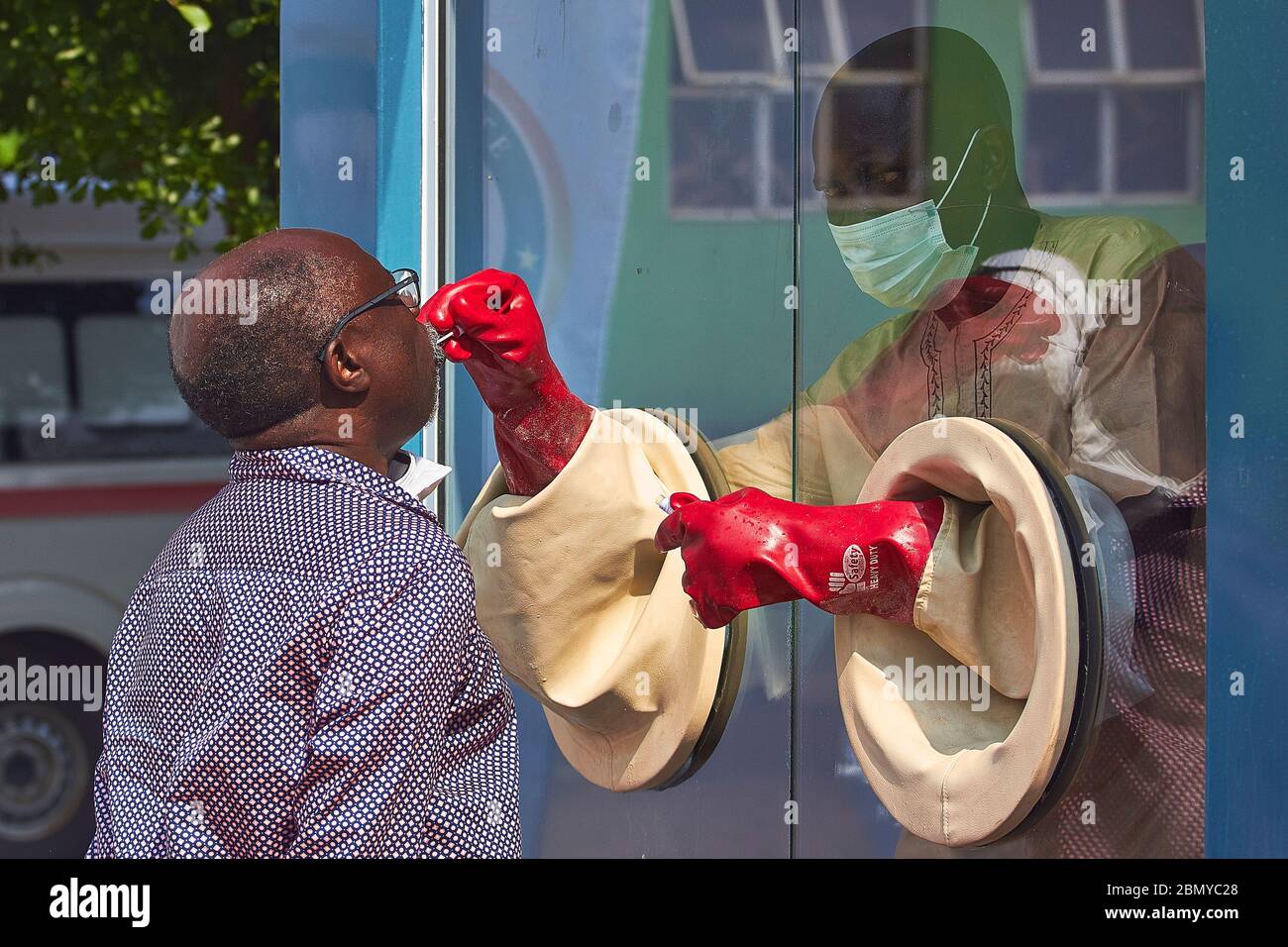 Ein Mann durchläuft einen Nasenabstrich für Coronavirus-Tests im Ogun State Covid-19 Walk-in Testing Center. Stockfoto