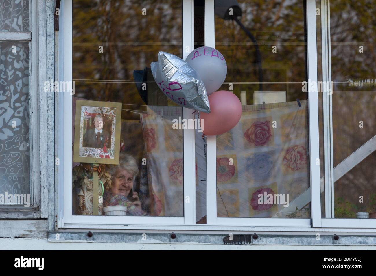 Wolokolamsk, Russland. 11. Mai 2020 die Menschen halten die Porträts ihrer Verwandten, der Teilnehmer des Grossen Vaterländischen Krieges, auf den Balkonen ihrer Häuser im Rahmen der Feier des 75. Jahrestages des Sieges über Nazi-Deutschland im Grossen Vaterländischen Krieg 1941-1945, Während der Selbstisolierung und der neuartigen Coronavirus COVID-18-Epidemie in Russland Stockfoto