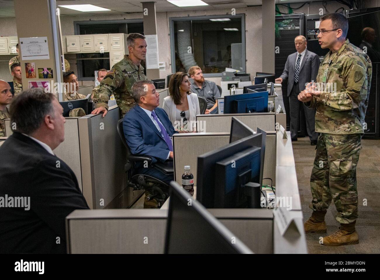 Minister Pompeo besucht das CENTCOM WebOPS Gebäude US-Außenminister Michael R. Pompeo besucht das WebOPS-Gebäude beim United States Central Command und das United States Special Operations Command auf dem Luftwaffenstützpunkt MacDill in Tampa, Florida, 18. Juni 2019. Stockfoto