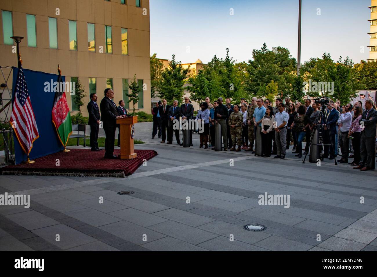 Sekretär Pompeo nimmt an einem Treffen Teil und Greet US-Außenminister Michael R. Pompeo nimmt an einem Treffen und einer Begrüßung in der US-Botschaft Kabul in Kabul Afghanistan am 25. Juni 2019 Teil. Stockfoto