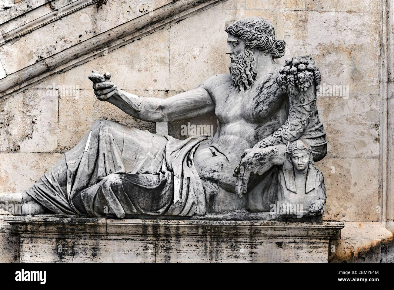 Skulptur der antiken römischen Allegorie des Nils. Statue vor der Treppe in den Palazzo Senatorio. Es befindet sich in Piazza del Campidoglio, Rom, Es Stockfoto