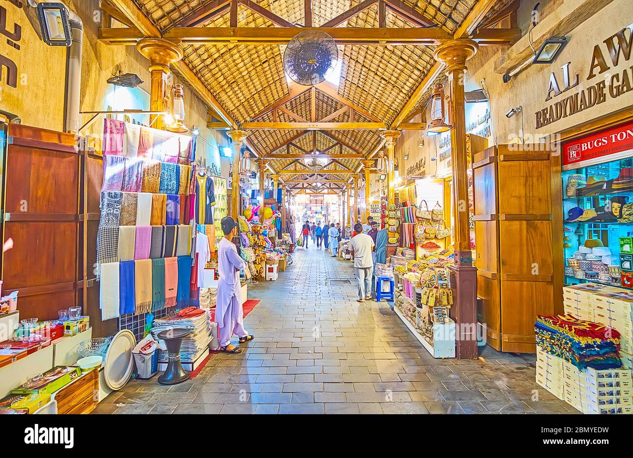 DUBAI, VAE - 2. MÄRZ 2020: Der Grand Souq in Deira ist der perfekte Ort, um Souvenirs und Geschenke zu kaufen, lokale Handwerkskunst und exotische Waren zu erkunden, Stockfoto