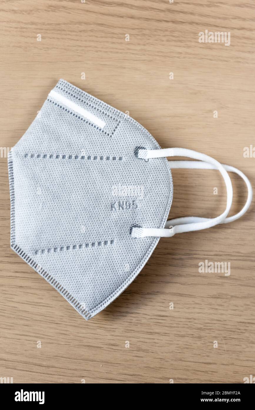 KN 95 Maske für Covid-19 Schutz auf einem Holztisch platziert Stockfoto