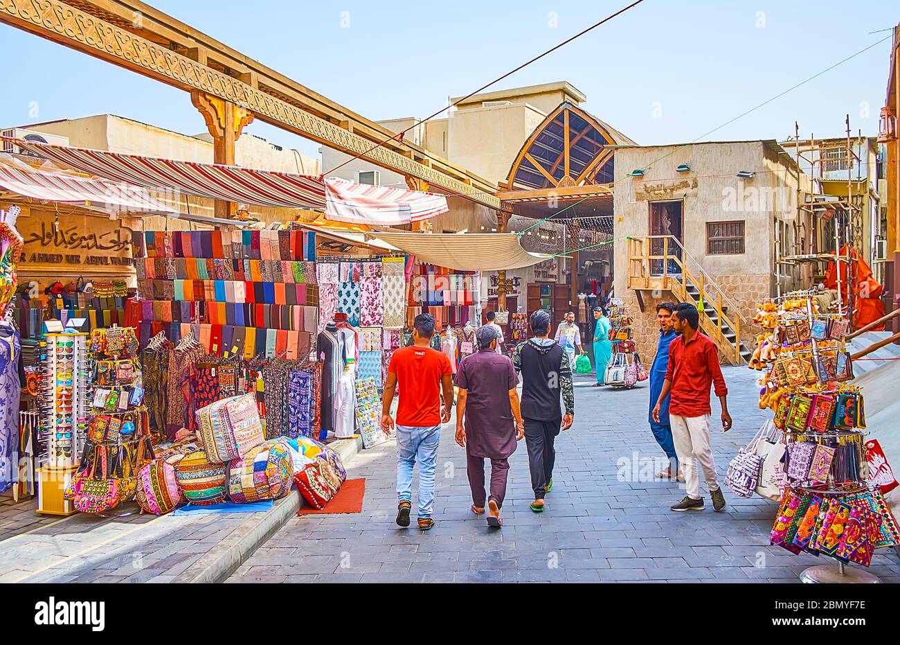 DUBAI, VAE - 2. MÄRZ 2020: Bur Dubai Grand Souq ist ein Markt im alten Stil mit vielen exotischen Souvenirs, interessanten Waren und Lebensmitteln, am 2. März in Dubai Stockfoto