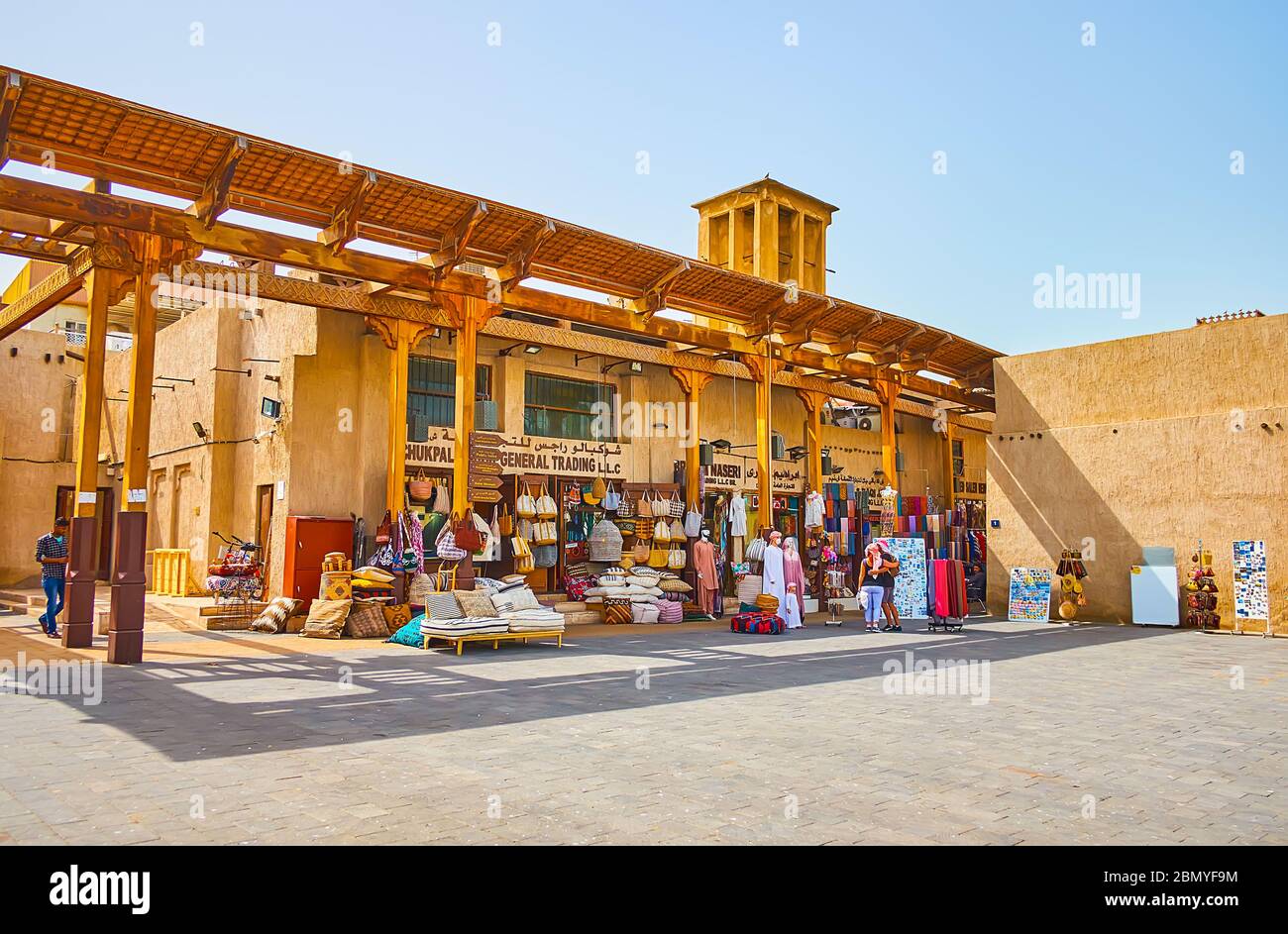 DUBAI, VAE - 2. MÄRZ 2020: Die Geschäfte und Stände des Bur Dubai Grand Souq sind in historischen Gebäuden mit Holzdach und barjeel-Windfang untergebracht Stockfoto