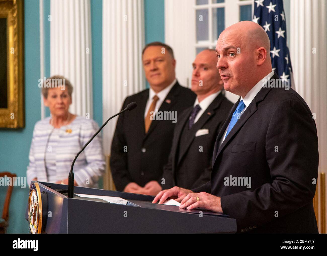 Sekretär Pompeo amtiert die Vereidigung für den stellvertretenden Sekretär Cooper US-Außenminister Michael R. Pompeo amtiert die Vereidigung für den stellvertretenden Sekretär für politisch-militärische Angelegenheiten R. Clarke Cooper im US-Außenministerium in Washington D.C. am 29. Juli 2019. Stockfoto