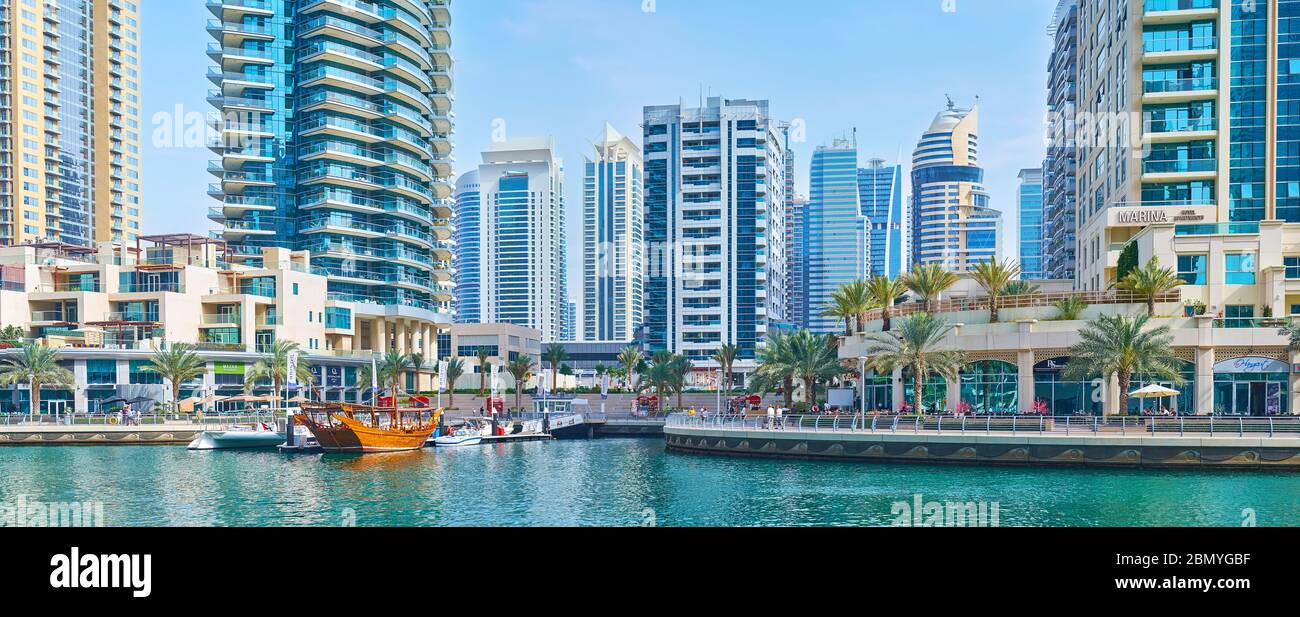 DUBAI, VAE - 2. MÄRZ 2020: Panorama der Dubai Marina mit Hafen von Bristol Charter, Marina Walk, Wohnhochhäuser und Jumeirah Lake Towers auf Stockfoto