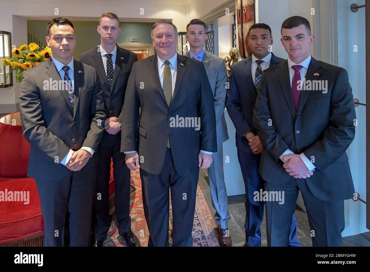 Vor seiner Abreise in Brüssel dankte US-Außenminister Mike Pompeo den örtlichen Sicherheitskräften, darunter Marine Security, Motorradeskorten und belgische Zivilbeamte, für ihre Unterstützung während seines Besuchs. Stockfoto